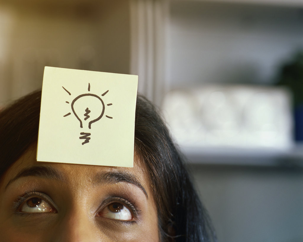 Woman with a post-it on her head, post-it has a marker drawing of a lightbulb