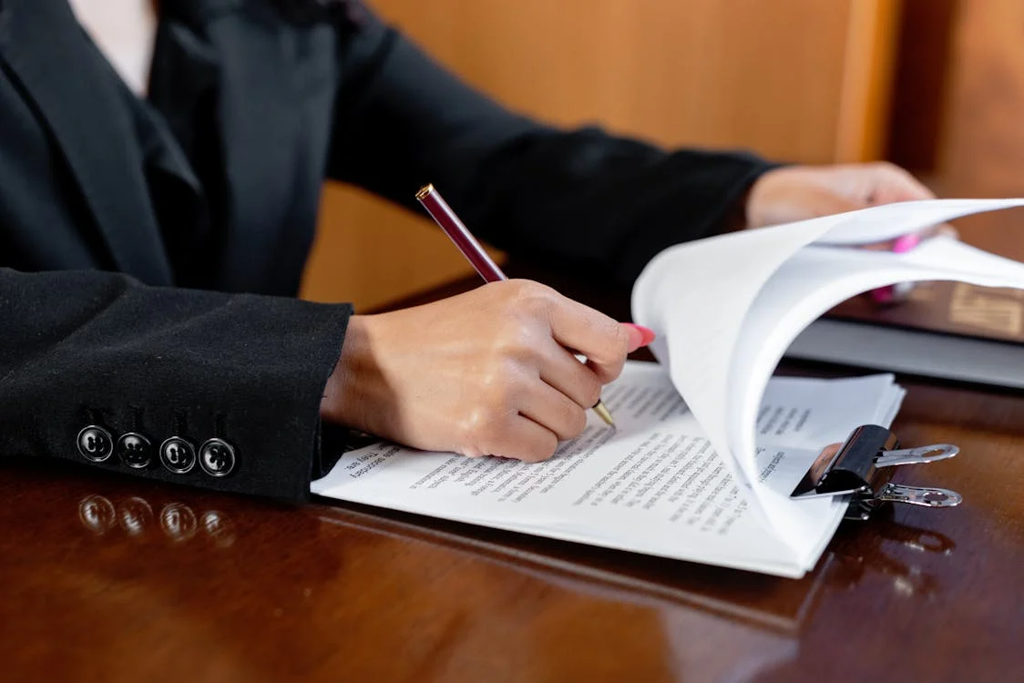 Legal risk mitigation in procedural guides